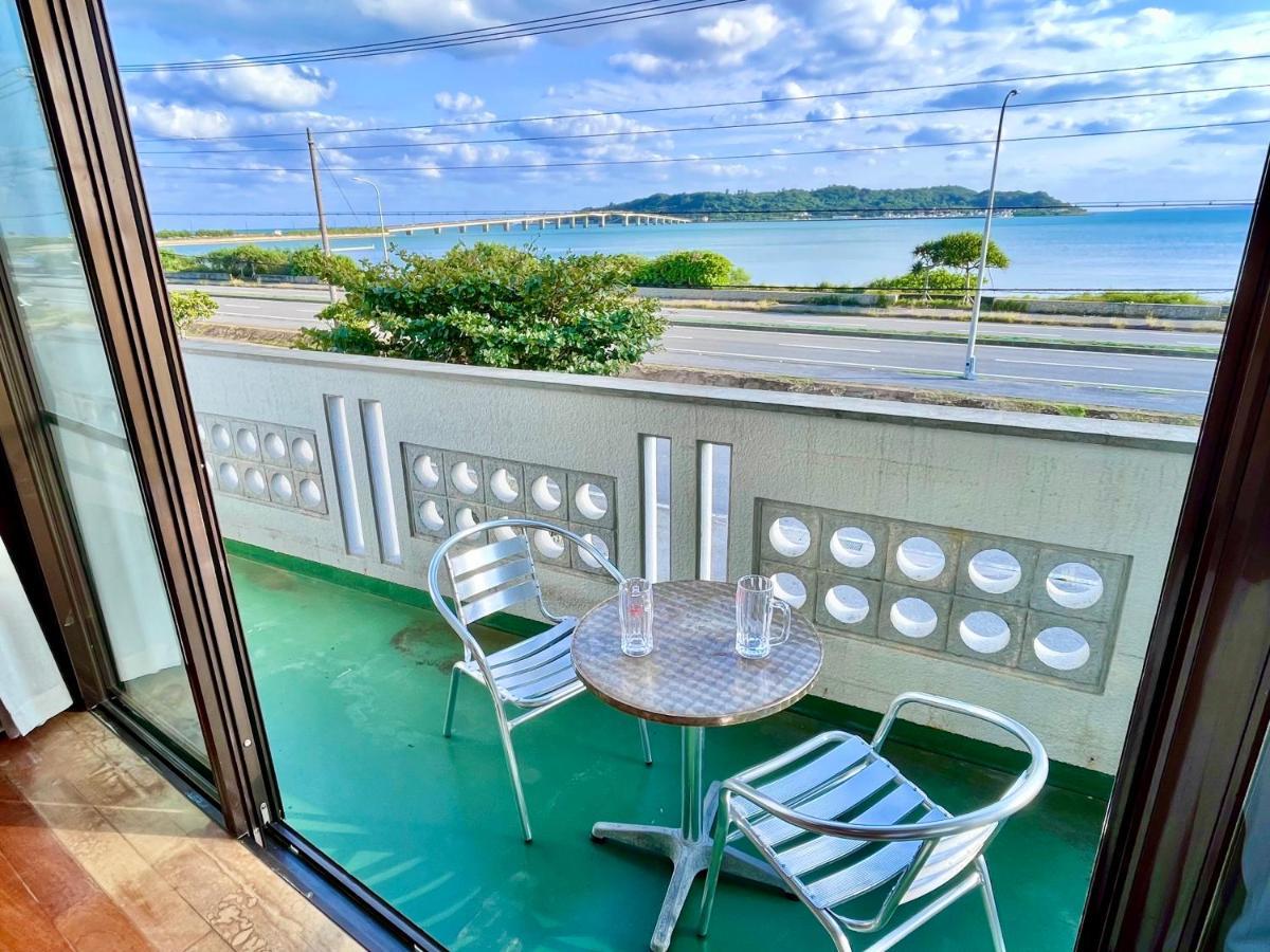 バーベキューもできる! 海と浜比嘉大橋を一望できる宿 Henza Exterior foto