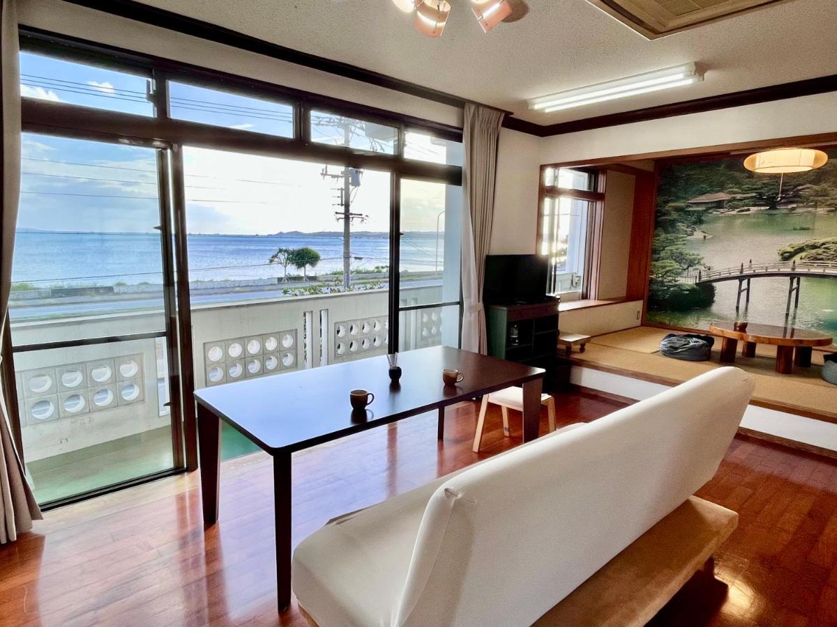 バーベキューもできる! 海と浜比嘉大橋を一望できる宿 Henza Exterior foto